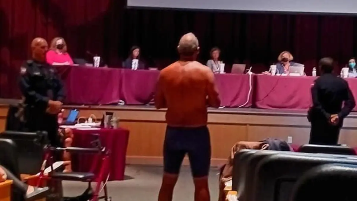 To support COVID-19 mask mandates, Texas Dad strips at a school board meeting