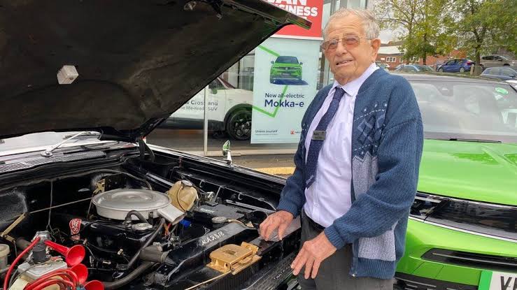 90-year-old mechanic retires after 75 years with the same company