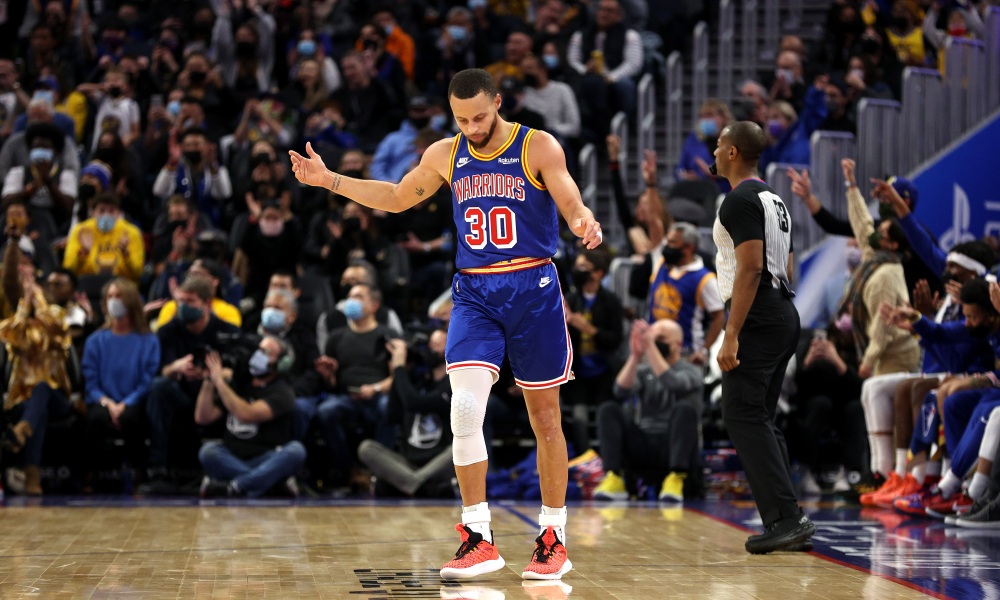 Stephen Curry becomes 1st NBA player in history to make 3,000 3-pointers