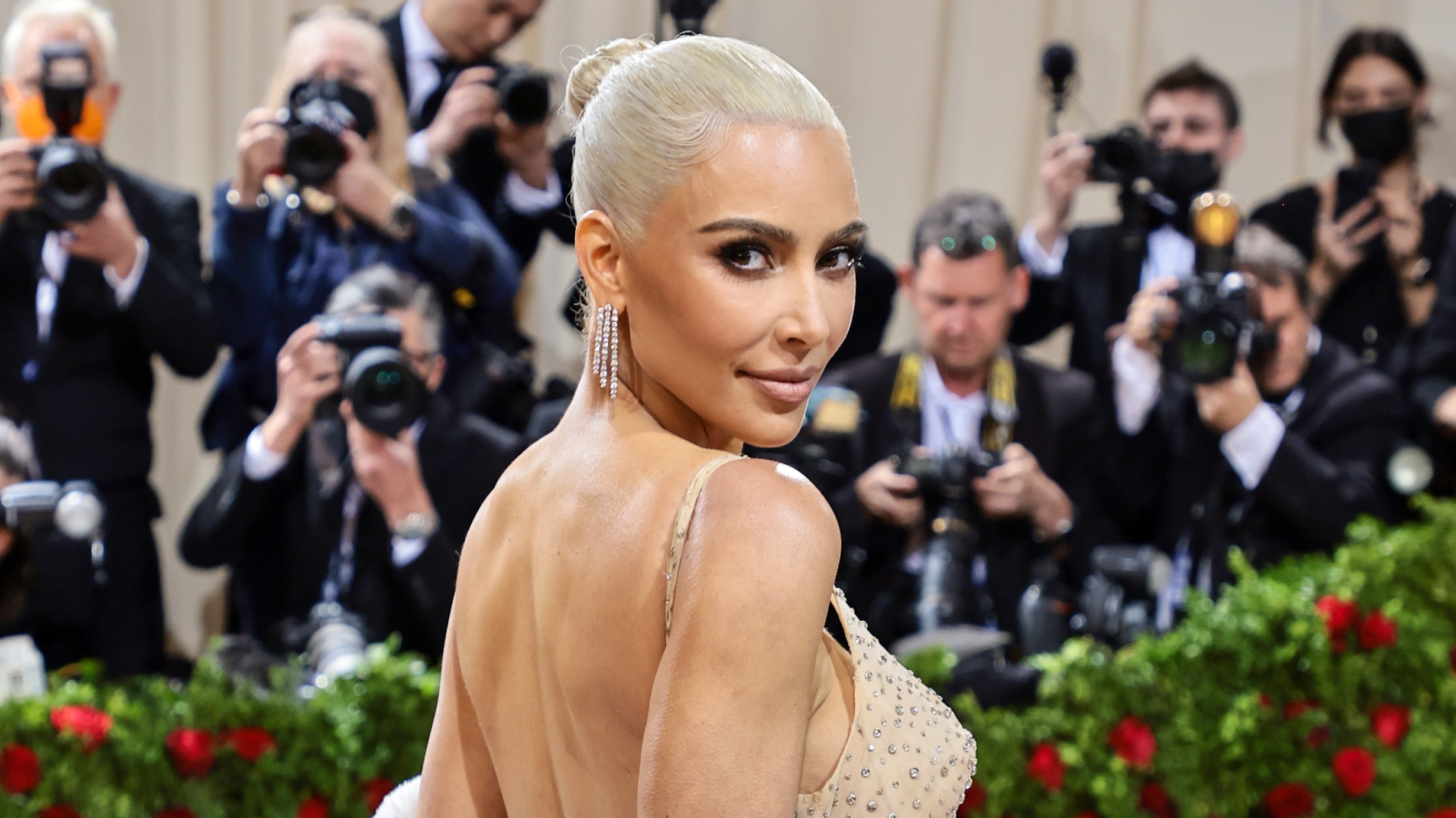 Kim Kardashian Flaunts Marilyn Monroes Gown At Met Gala 6739