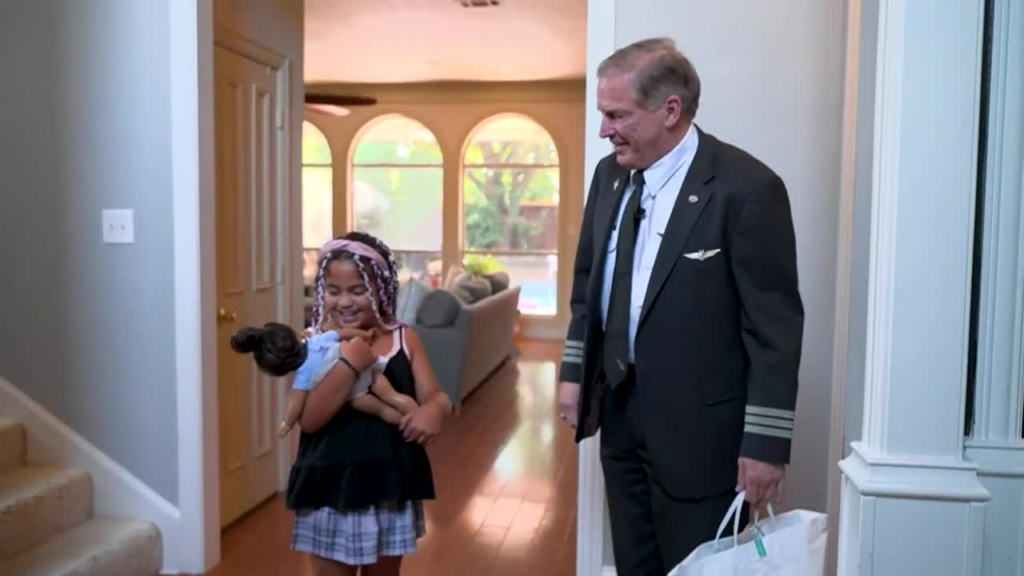 Pilot flies from Tokyo to Texas just to reunite a girl with her missing doll