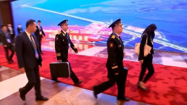 Putin filmed in China accompanied by officers with Russian nuclear briefcase