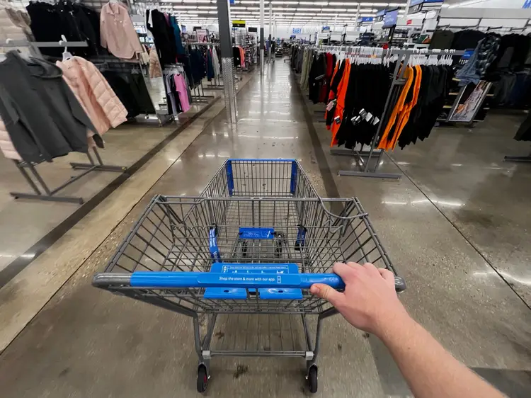 Walmart's redesigned shopping carts criticized for ignoring short shoppers