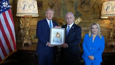 Netanyahu gifts Trump a 'Total Victory' cap and photo of child hostage in Gaza