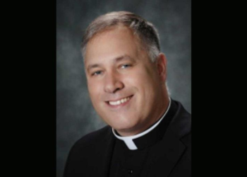 Wisconsin: Catholic priest who resigned after Grindr exposure sues app for data breach