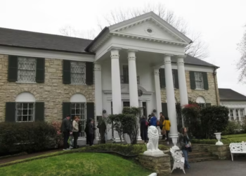 Authorities have arrested a 53-year-old Missouri woman, Lisa Jeanine Findley, who is accused of orchestrating a fraudulent scheme to sell Elvis Presley’s Graceland property in Memphis, Tennessee. The charges against Findley include mail fraud and aggravated identity theft.