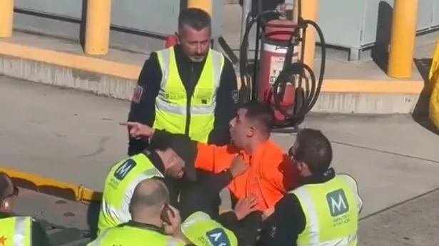 Australia: Man opens plane door, walks on wing, and climbs over engine as passengers panic