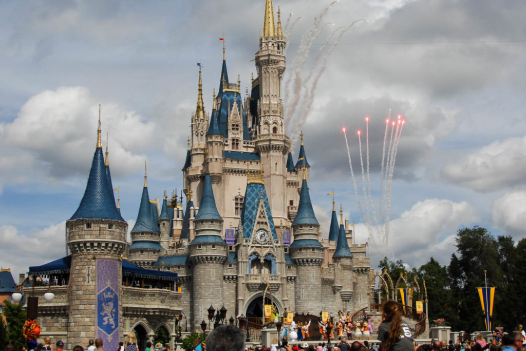 Florida: Fired Disney employee hacks system, alters food menus with errors and profanities