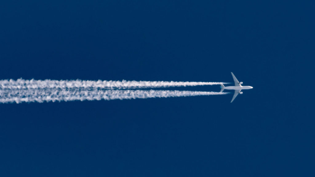 Cheap solution proposed to reduce climate impact of airplane vapor trails—all about it