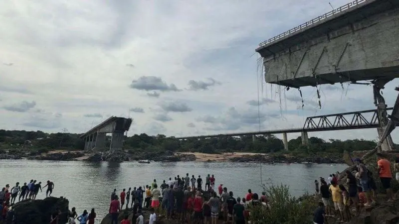 Watch: A bridge in Brazil split in two while a councilor was filming the cracks