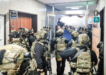 Watch: South Korean soldiers break into national assembly building