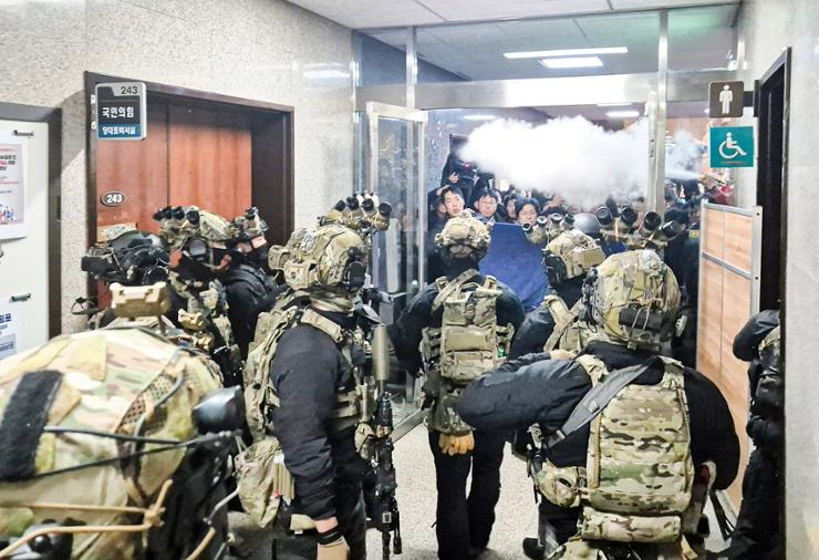 Watch: South Korean soldiers break into national assembly building